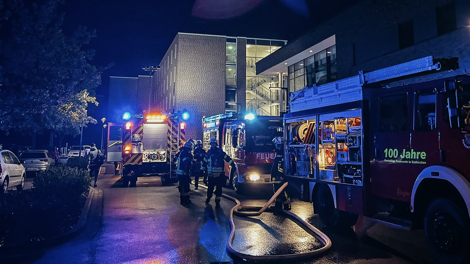 Feuerwehrfahrzeuge auf dem Parkplatz der Hochschule für Finanzen NRW