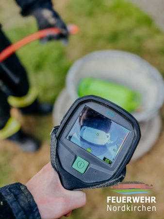 Eine Gasflasche wurde zur Kühlung in ein Wasserbad gelegt.